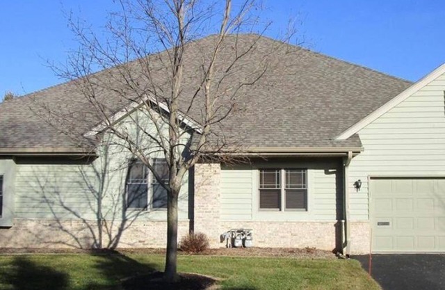 Charming villa with 2 bedrooms, AC and gas fireplace, in enchanting Oconomowoc