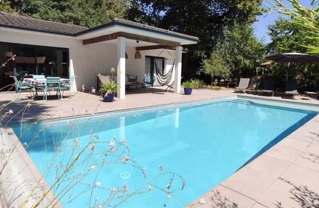 Charming villa with swimming pool in a quiet area bordeaux bassin