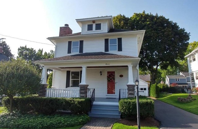 Charming Village home. Walk to Everything: Restaurants, shops, and canal trail