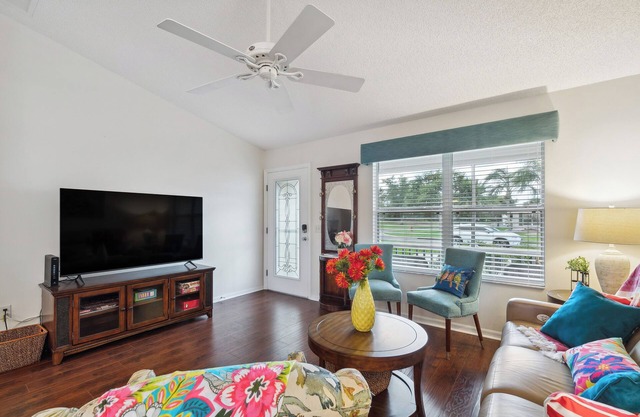 Charming Villages Home w/Lanai & Golf Cart!