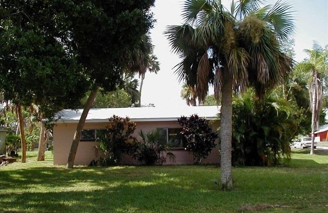 CHARMING VINTAGE-RETRO FLORIDA COTTAGE.CAREFREE 'BEACH BLANKET BUNGALOW'