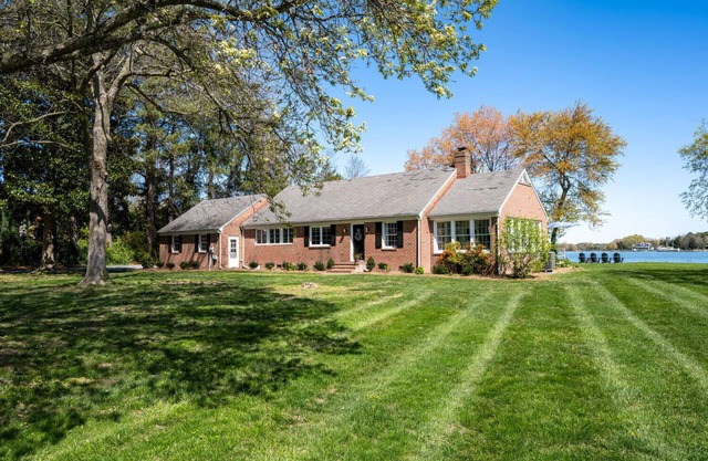 Charming, Waterfront 2-bedroom house Royal Oak