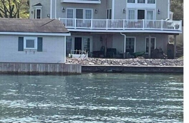Charming Waterfront duplex docks. small dog welcome