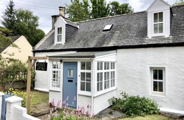 Charming Waterside Cottage in the heart of Speyside
