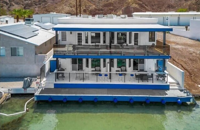 Chateau Bleu, Canal front Stunner