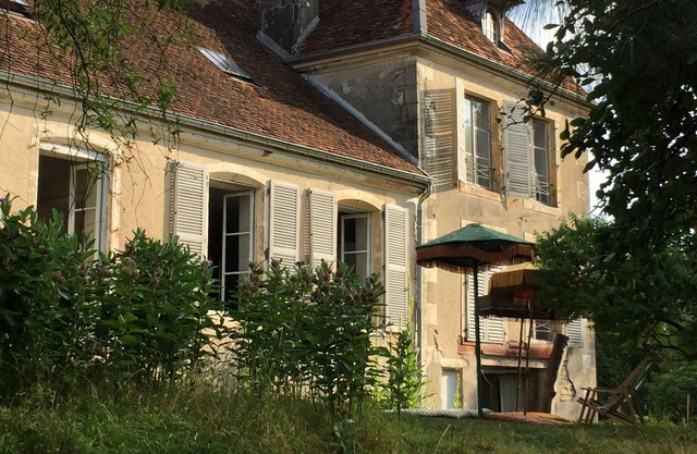 Chateau D'Aigremont Detached wing 5 bedrooms 4 bathrooms living room kitchen park.