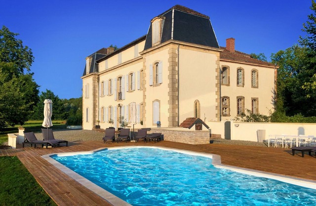 CHATEAU DE LA COUTERE, Votre château privé, avec piscine situé une vallée privée
