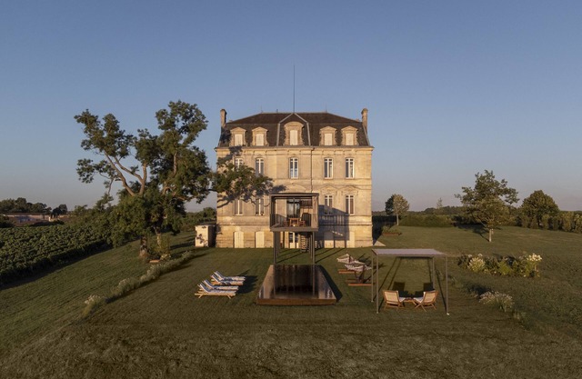 Château Leboscq in the heart of the Bordeaux vineyards, just min from the ocean