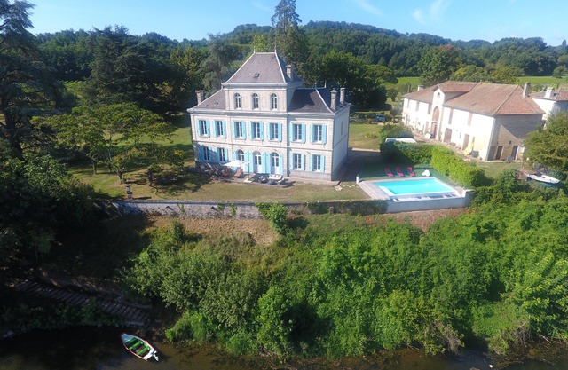 Château with infinity pool on the Dordogne river