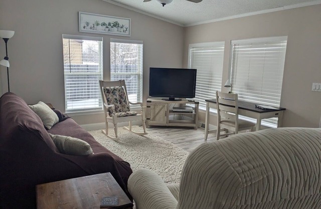 Cheerful 2 bedroom 2 bath home in Sheridan.