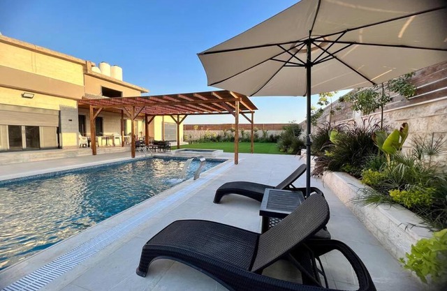 Cheerful 2-bedroom villa with pool - Sham Villa