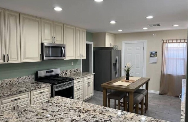 Cheerful 2 br/1 full bath home near SoFi/Beaches