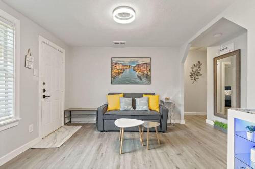 Cheerful 2BR Home 10 Minute to Downtown