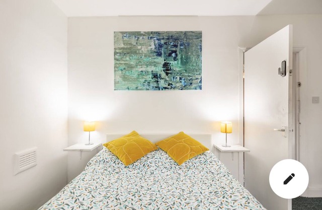 Cheerful 3 bedroom entire home - newly furnished to a high standard.