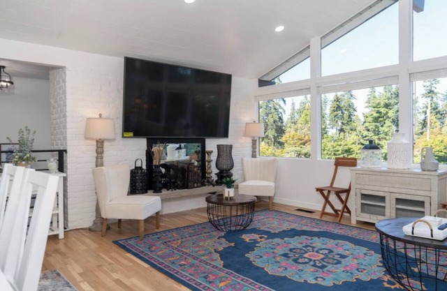Cheerful 3-bedroom house with large backyardn