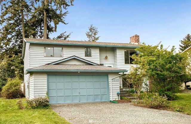 Cheerful 3-beds 3-baths home with ample parking