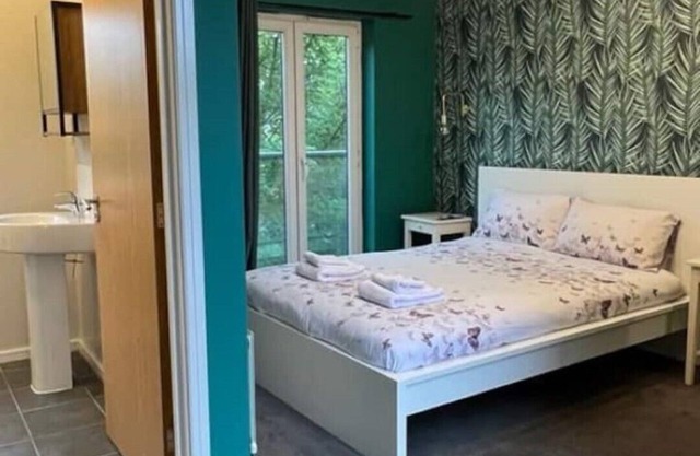 Cheerful 4-bedroom house with multiple car parking