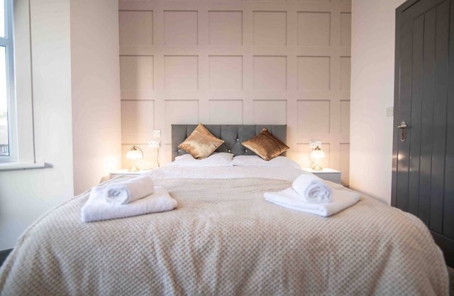 Cheerful 6 Bed with Hot Tub @ The Grey Elegance