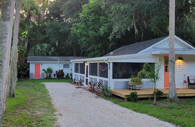 Cheerful, Classic Florida Bungalow in New Smyrna Beach