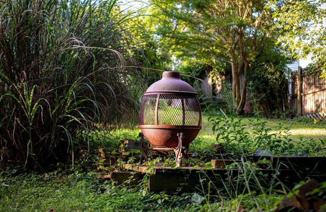 Cheerful home with deck, large backyard & firepit!