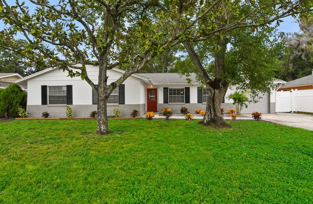 Cheerful spacious 4 bedroom with Pool - Game Room