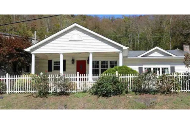 Cheerful Three Bedroom Residential Home