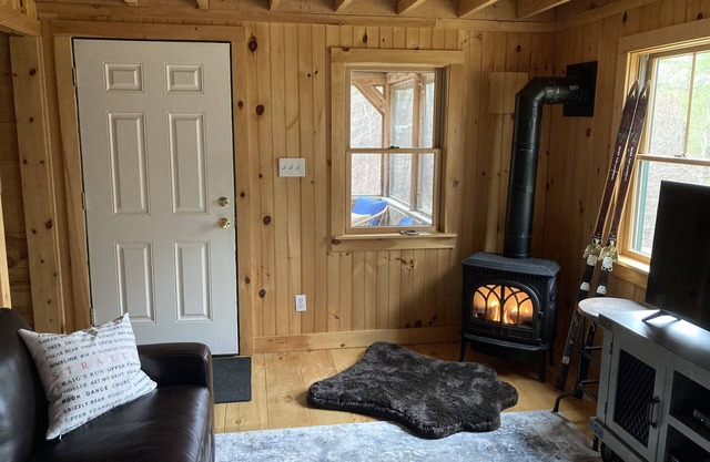 Cheerful Tiny Cabin hideaway near hiking, skiing & snowmobiling in small town VT