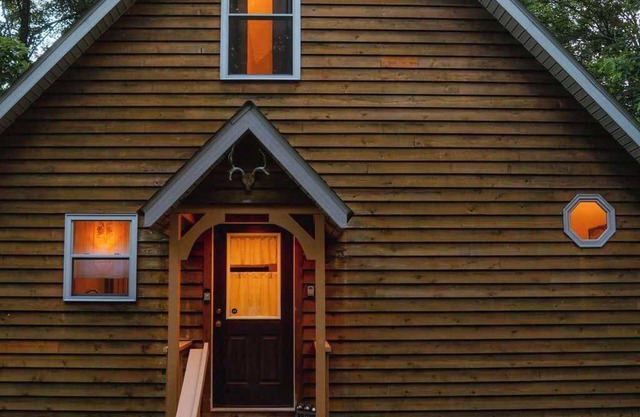 Cheerful Two Bdrm Cabin With Hot Tub & Pet Friendly