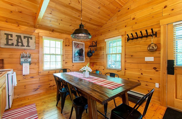 Cheerful Two Bedroom Cabin - 10 minutes to Camden!