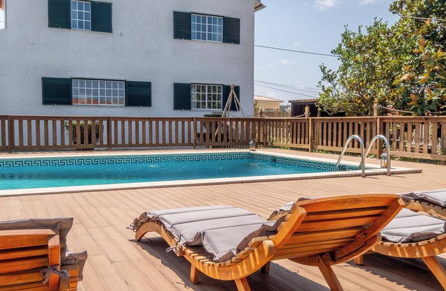 Cheerful villa with pool