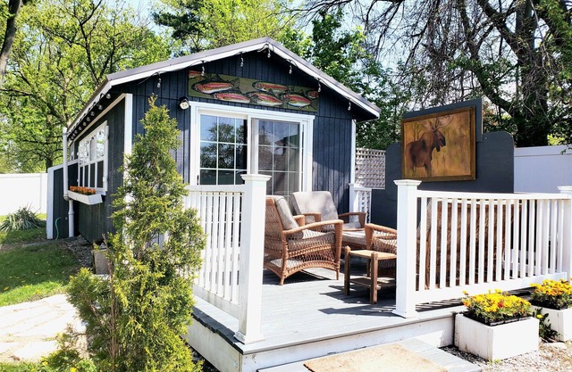 Cherry Street Guesthouse with private wooded yard & firepit, 3 blocks to town! n