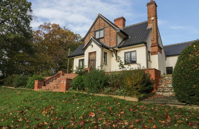 CHERRY TREE COTTAGE, pet friendly, with a garden in Norwich