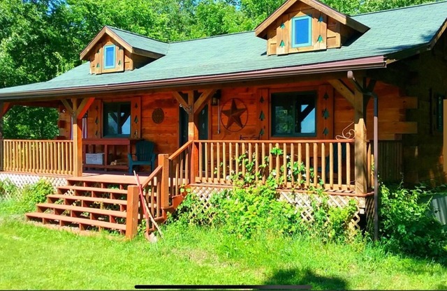 Chestnut. 3 bedroom, 2 bath Log Cabin with outdoor hot tub jacuzzi.sleeps 10