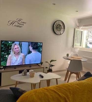 Chez Julie petit appartement une chambre rez jardin maison