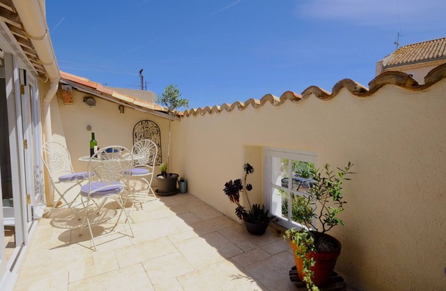 Chez LuLu – charming village house with roof terrace in the heart of Olonzac