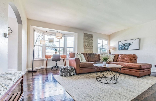 Chic 1 Bedroom Apartment - WFH Set Up