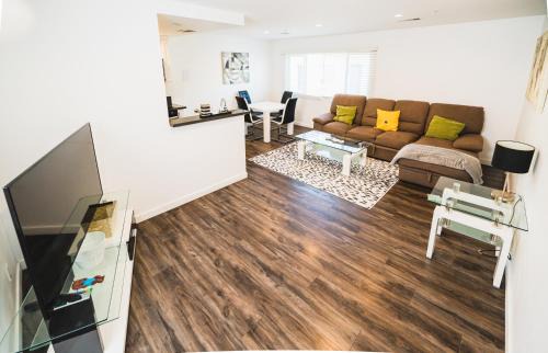 Chic 1-Bedroom with Dinning area in Central Location Close to Downtown with Free Parking