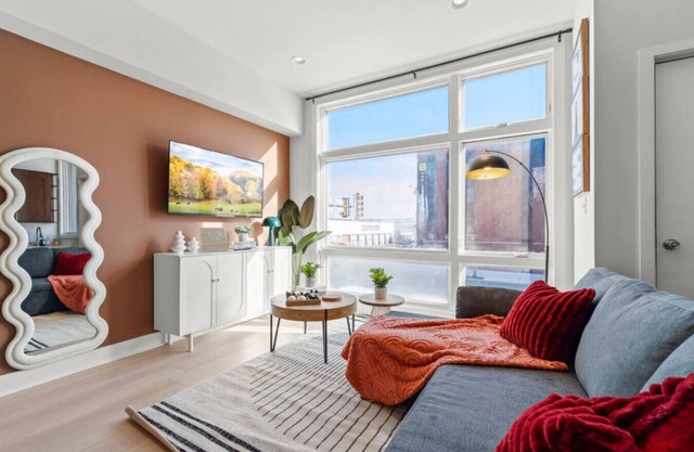 Chic 1BR Apartment, Walk to BSL Subway & The MET! Family Friendly