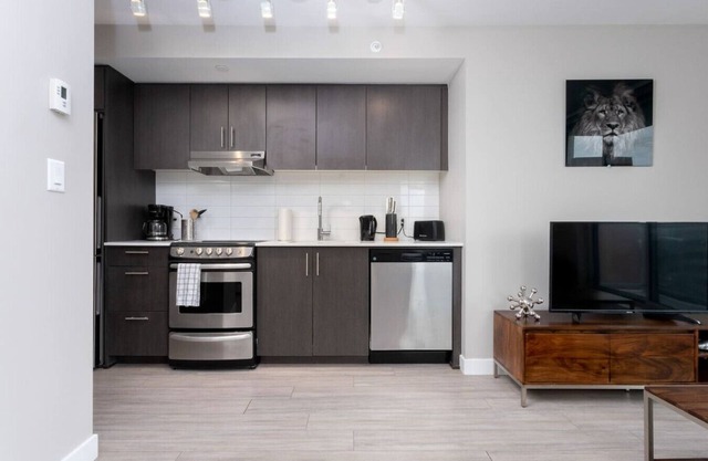 Chic 1BR Apt with Rooftop Patio near Jasper Avenue