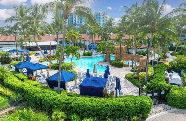 Chic 2 bed resort, 3 pools, lazyriver, walk to 5th Ave restaurants in fab Naples