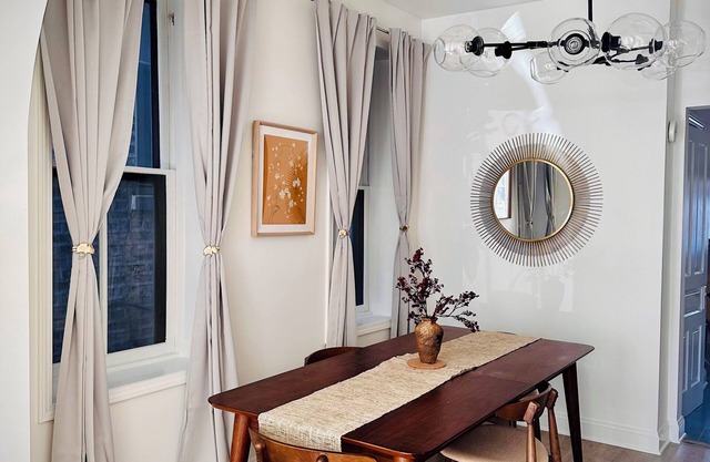 Chic 2-bedroom apartment w/free parking, quiet Bucktown, Walker/Biker paradise