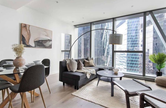 Chic 2BR Apt Opposite Southern Cross, City Views