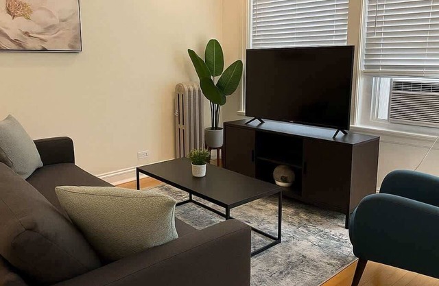 Chic 2BR Haven Near Irving Park