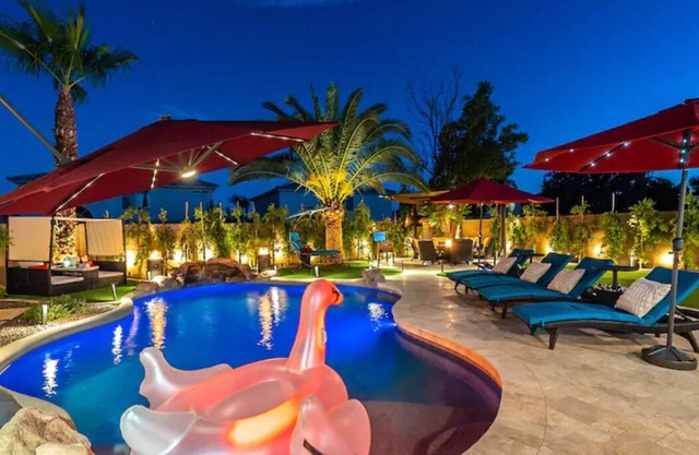 CHIC 7BR/4Bath w/200k yard, Heated Pool, Arcade by Entertainment District-SC