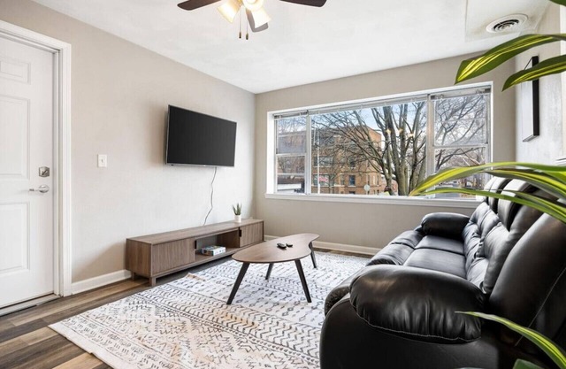 Chic and Comfortable 1BR Apartment near Bradley U