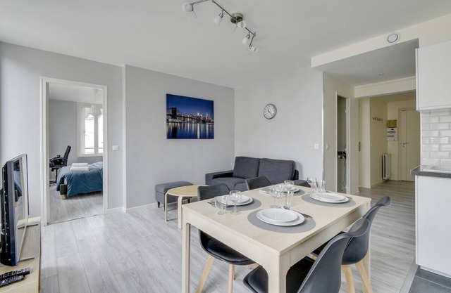Chic and Spacious Apart With Parking