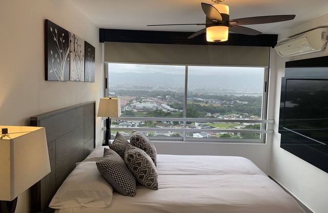 Chic APT amazing views near airport and downtown