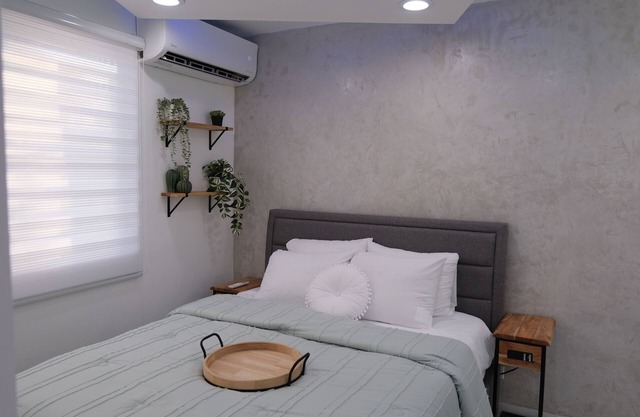 Chic apt , close to the airport and everything