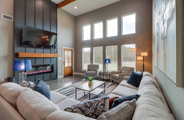 Chic Arkansas Retreat w/Patio, Grill & Fire Pit!