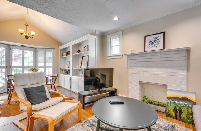 Chic Atlanta Retreat w/Patio & Outdoor Dining!